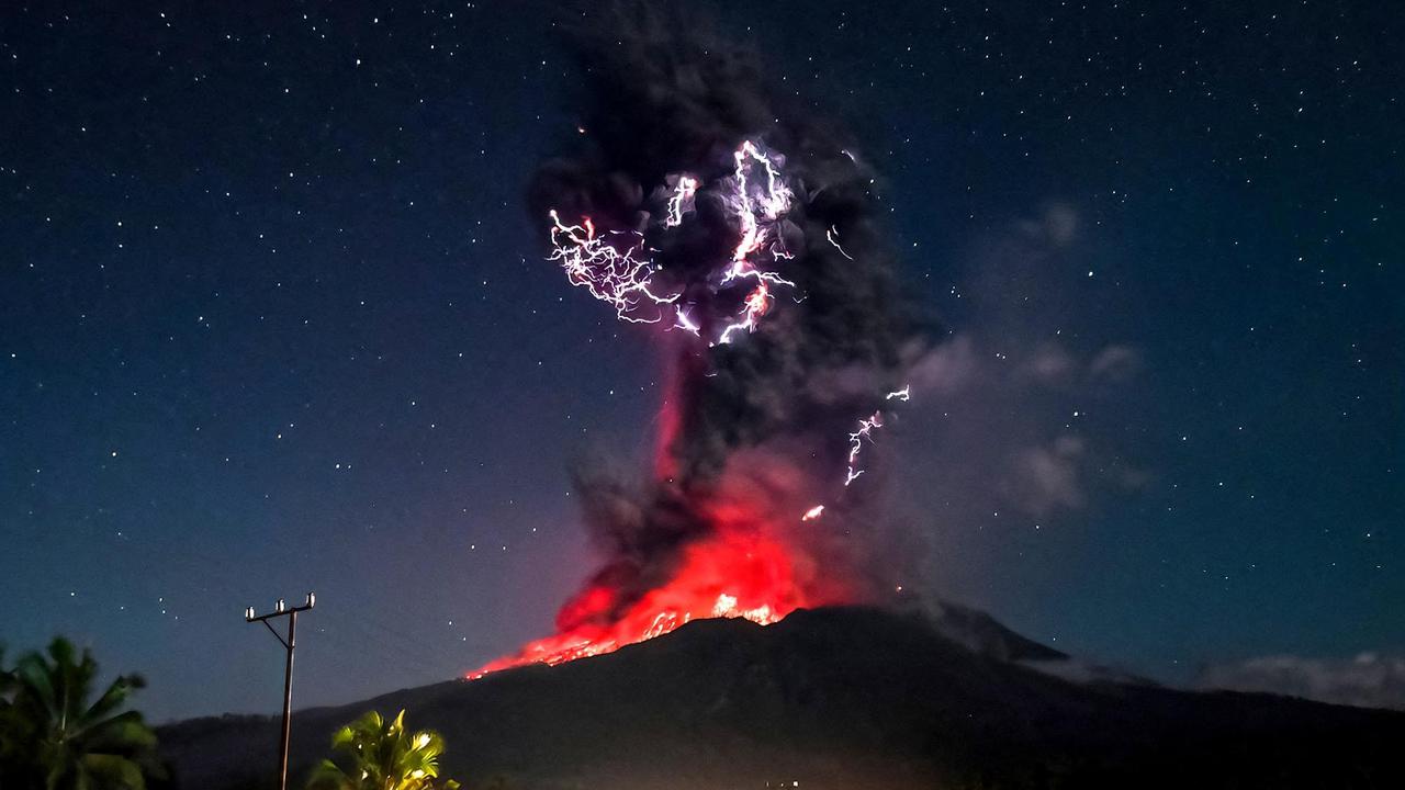 FOTO: Dahsyatnya Erupsi Gunung Lewotobi Laki-Laki, Kilatan Petir Mengiringi Semburan Abu Setinggi 10 Kilometer
