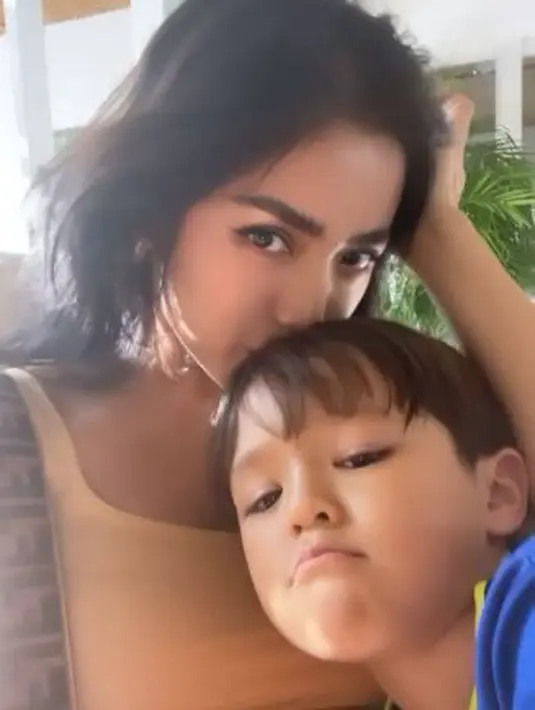 Ketika kisah cintanya selalu gagal, namun kasihnya untuk anak tak akan pernah gagal. Baginya, El Barack adalah cinta dan prioritasnya. (Instagram/inijedar)