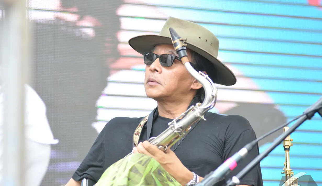 Gaya Sudjiwo Tedjo saat tampil dalam Perayaan HAM Sedunia yang digelar Komnas HAM di Jalan Latuharhary, Jakarta, Rabu (10/12/2014). (Liputan6.com/Panji Diksana)