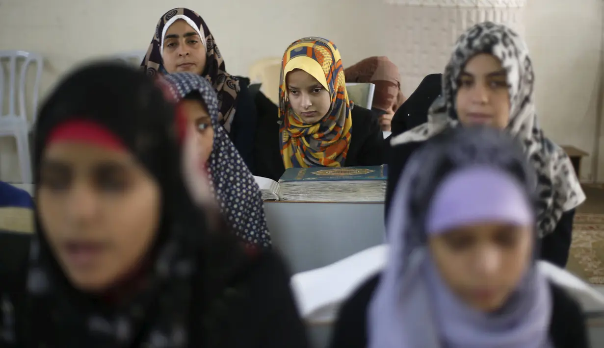 Sejumlah penyandang tunanetra ketika belajar membaca Alquran versi braille di Gaza, Palestina, Kamis (18/6). Bulan Ramadan, warga Palestina, termasuk penyandang tunanetra mendapat pelajaran membaca dan menghafal Alquran gratis. (REUTERS/Suhaib Salem)