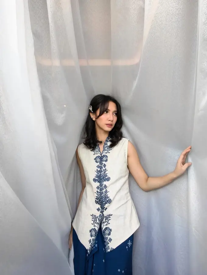 Sheila Dara Tampil Anggun Rayakan Hari Batik dengan Kebaya Modern dan Kain Biru