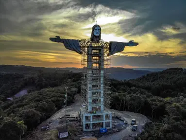 Pemandangan patung raksasa Yesus baru yang sedang dibangun di Encantado, negara bagian Rio Grande do Sul, Brasil, pada 9 April 2021. Patung "Christ the Protector" tersebut dikaim akan lebih tinggi daripada patung ikonik Kristus Penebus yang menghadap ke Rio de Janeiro. (SILVIO AVILA/AFP)