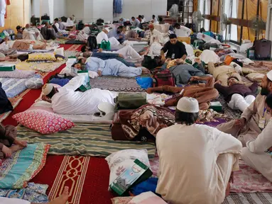 Suasana saat umat muslim itikaf atau berdiam di masjid dan menyembah Allah pada sepuluh hari terakhir Ramadan di Masjid Grand Faisal, Islamabad, Pakistan, Minggu (26/5/2019). Umat muslim terlihat membawa perlengkapan tidur seperti bantal dan selimut untuk menginap di masjid. (AP Photo/Anjum Naveed)
