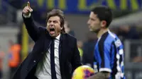 Pelatih Inter Milan, Antonio Conte, memberikan arahan kepada anak asuhnya saat melawan Napoli pada laga semifinal Coppa Italia di Stadion Giuseppe Meazza, Rabu (12/2/2020). Inter Milan takluk 0-1 dari Napoli. (AP/Antonio Calanni)