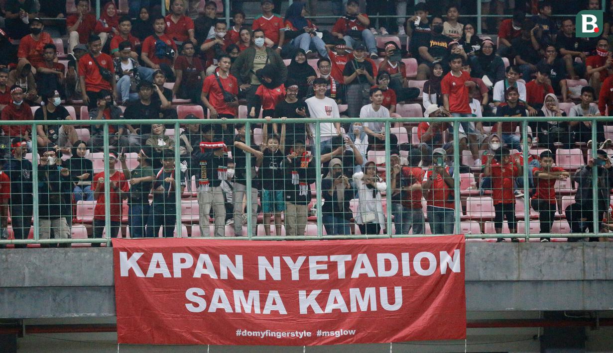 Sejumlah suporter memberi dukungan saat Timnas Indonesia U-19 melawan Brunei Darussalam pada laga kedua Grup A Piala AFF U-19 2022 di Stadion Patriot Candrabhaga, Bekasi, Senin (4/7/2022). (Bola.com/M Iqbal Ichsan)