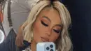 Agnez kembali tampil dengan makeup glamour, mengenakan eyeshadow pink kecokelatan dan eyeliner wings. Kemudian counturing dan teknik full lips mengenakan lipstik glossy. Wave bob dipilih Agnez Mo untuk gaya rambutnya.@agnezmo