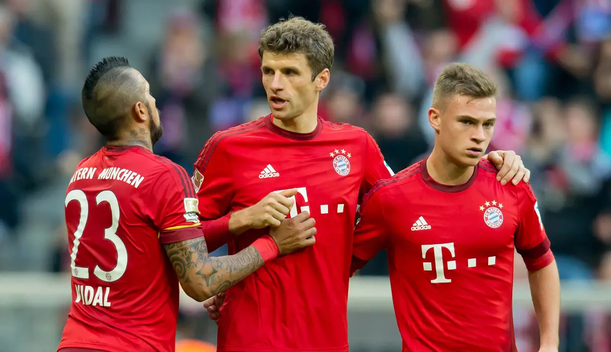 Para pemain Bayern Munchen merayakan kemenangan 4-0 atas FC Koln pada laga Bundesliga di Stadion Allianz Arena, Jerman, Sabtu (24/10/2015). (EPA/Svena Hoppe)