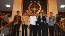 Jaksa Agung, HM Prasetyo (tengah) bersama Pimpinan KPK bersiap memberikan keterangan usai melakukan bertemu di gedung Kejagung, Jakarta, Selasa (5/1/2016). Pertemuan membahas penguatan pengawasan pemberantasan korupsi. (Liputan6.com/Helmi Fithriansyah)