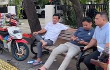 Pakai Sandal Jepit, Ketua Komsi III DPRI Jajan Sate Padang di Pinggir Jalan 'Wajah Tetap Tampan