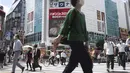 Orang-orang berjalan melintasi persimpangan dekat Stasiun Shimbashi di Tokyo, sehari setelah kasus corona COVID-19 tertinggi ditemukan di kota tuan rumah Olimpiade, Kamis (29/7/2021). (AP/Kntaro Komiya)