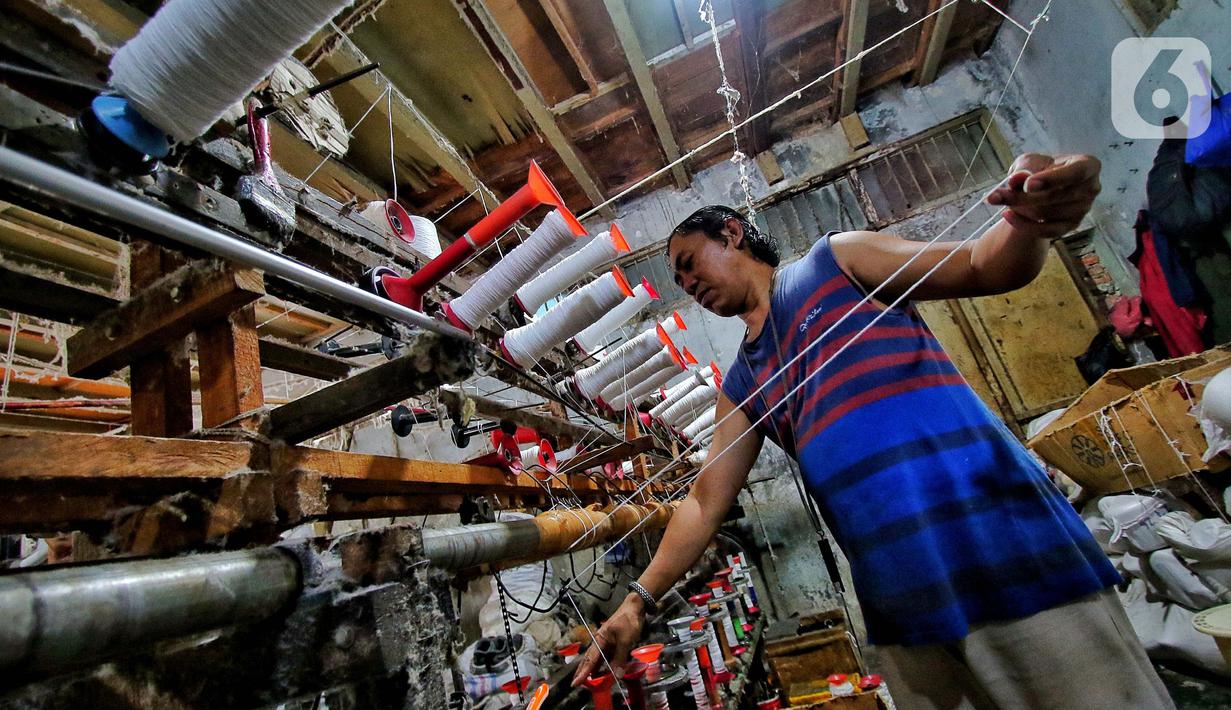 Seorang pekerja memintal benang di Kebayoran Lama, Jakarta, Kamis (19/1/2023). Kenaikan alokasi KUR ini juga membuat jatah KUR perbankan tumbuh signifikan tahun ini.  (Liputan6.com/Angga Yuniar)