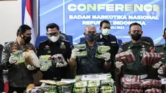 Deputi Pemberantasan BNN RI Irjen Pol Kenedy (tengah) menunjukkan barang bukti saat rilis pengungkapan kasus tindak pidana narkotika di Gedung BNN, Jakarta, Kamis (14/7/2022). BNN berhasil mengungkap sebelas kasus tindak pidana narkotika selama periode Juni-Juli 2022 dengan barang bukti narkotika mencapai tiga kuintal. (Liputan6.com/Faizal Fanani)