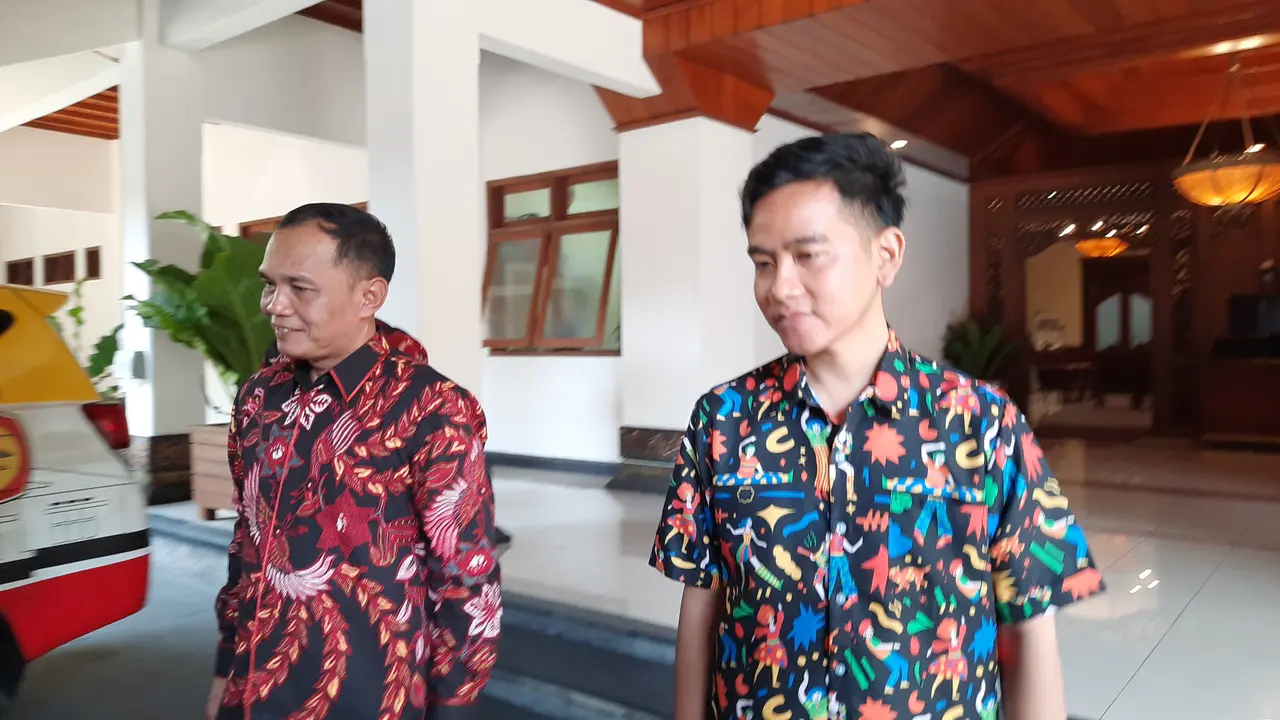 Sekreratis DPD PDIP Jawa Tengah Serahkan Undangan Langsung ke Gibran