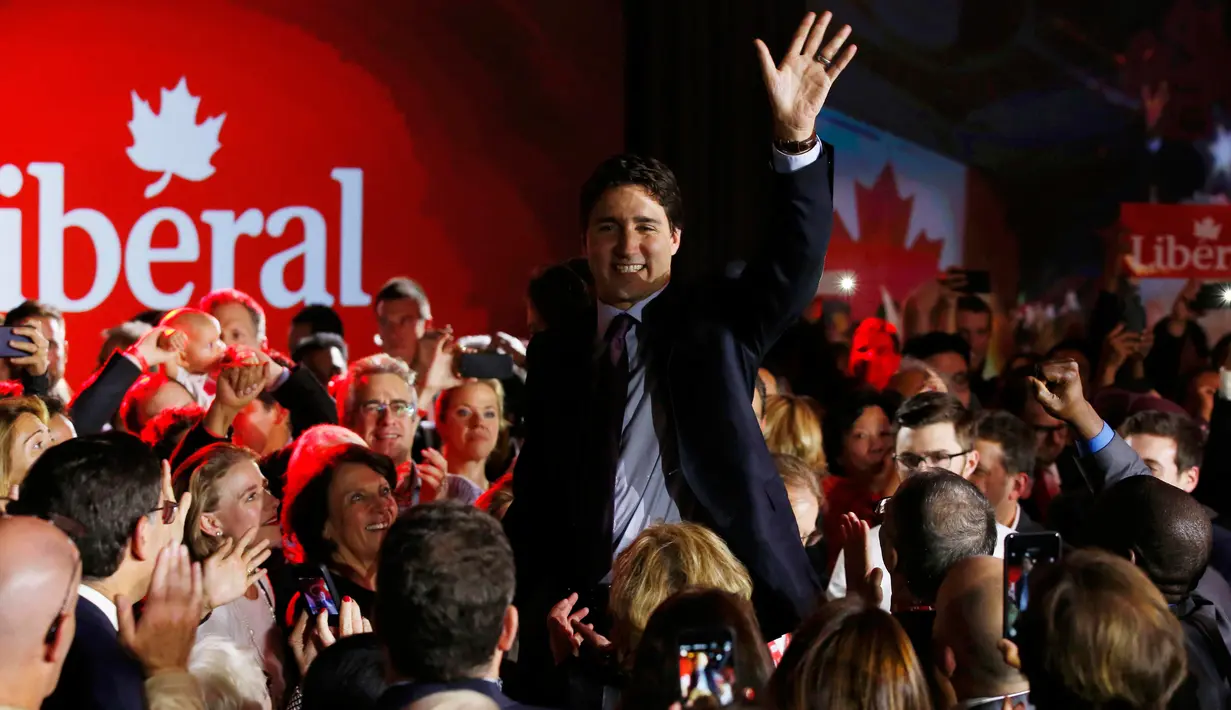 Pemimpin Partai Liberal, Justin Trudeau melambaikan tangan ke pendukungnya usai memberikan pidato kemenangannya pada pemilihan umum di Montreal, Quebec, Kanada, Senin (19/10). (REUTERS/Jim Young)