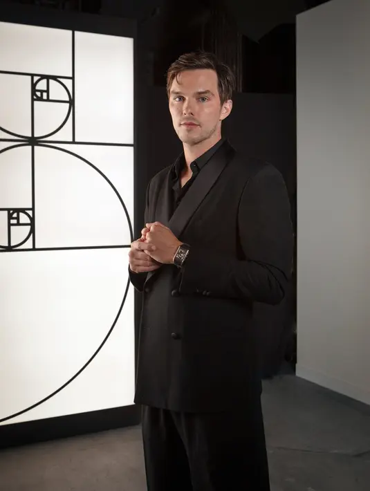 Tak kalah emmesona, Nicholas dengan set suit serba hitamnya dan jam tangan mewah Jaeger-LeCoultre. [Dok/Jaeger-LeCoultre]