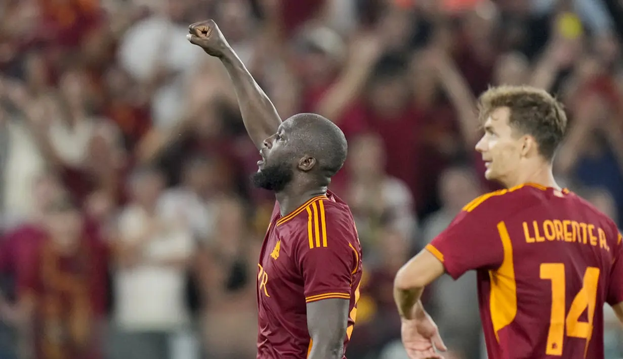 Pemain AS Roma, Romelu Lukaku, merayakan gol bersama Diego Llorente saat melawan Empoli pada laga Liga Italia di Stadion Olimpico, Roma, Senin (18/9/2023). Ini menjadi gol perdana Lukaku bersama Serigala Ibu kota. (AP Photo/Alessandra Tarantino)
