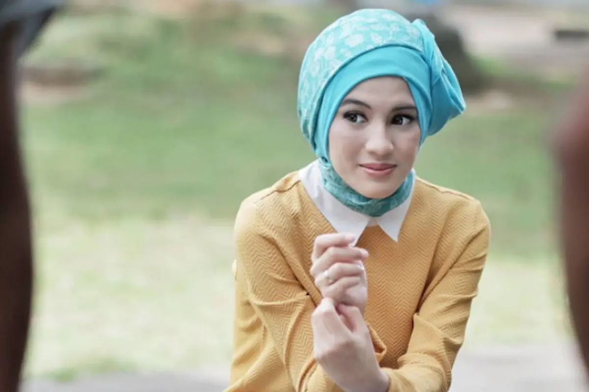 [Bintang] Gaya hijab Alyssa Soebandono