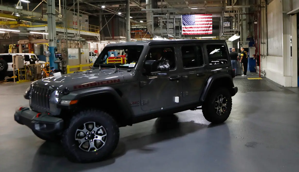 Mobil Jeep Wranglers 2019 yang selesai dibuat terlihat di pabrik perakitan Jeep Chrysler di Toledo, Ohio, AS (16/11). (AP Photo/Carlos Osorio)