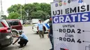 Petugas melakukan uji emisi kendaraan di kawasan Jalan Perintis Kemerdekaan, Kelapa Gading, Jakarta Utara, Selasa (3/12/2024). (Liputan6.com/Herman Zakharia)