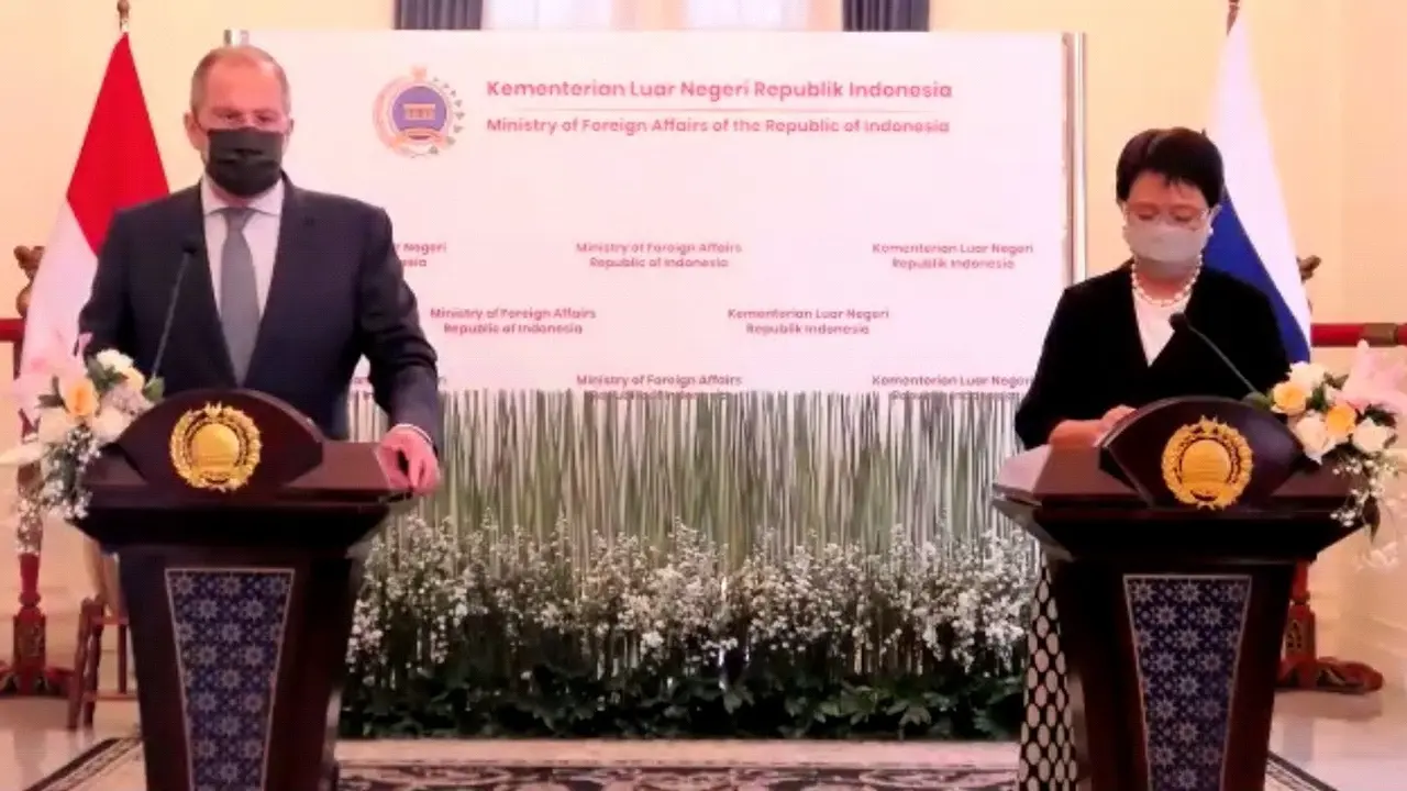 Menlu Rusia Sergei Lavrov dan Menlu RI Retno Marsudi dalam press briefing Selasa (6/7/2021). (Screenshot/Liputan6.com)