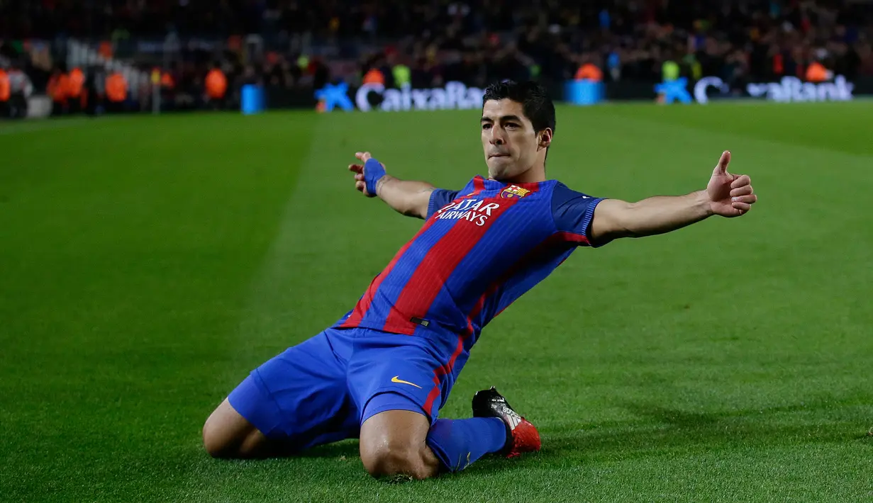 Penyerang Barcelona, Luis Suarez melakukan selebrasi usai mencetak gol ke gawang Athletic Bilbao di laga Piala Raja, Camp Nou, Barcelona, Kamis (12/1). Barcelona menang 3-1 atas Bilbao. (AP/Manu Fernandez)