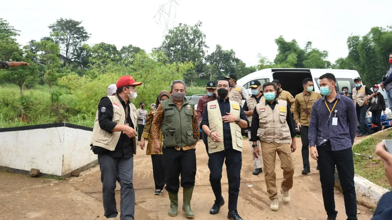 Rektor IPDN Hadi Prabowo dan jajaran meninjau lokasi longsor di Desa Cihanjuang, Kecamatan Cimanggung, Sumedang