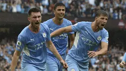 Bek Manchester City, Aymeric Laporte (kiri) berselebrasi usai mencetak gol ke gawang Norwich City pada pertandingan pekan kedua Liga Inggris di stadion Etihad di Manchester, Inggris, Sabtu (21/8/2021). Man City menang telak atas Norwich City 5-0. (AP Photo/Rui Vieira)