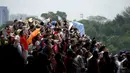 Warga Singapura menyaksikan aksi tim Aerobatik angkatan udara Singapura beraksi jelang Golden Jubilee pemerintahan Singapura di sepenjang pantai Selatan, Singapura, (7/8//2015).  (REUTERS/Edgar Su)