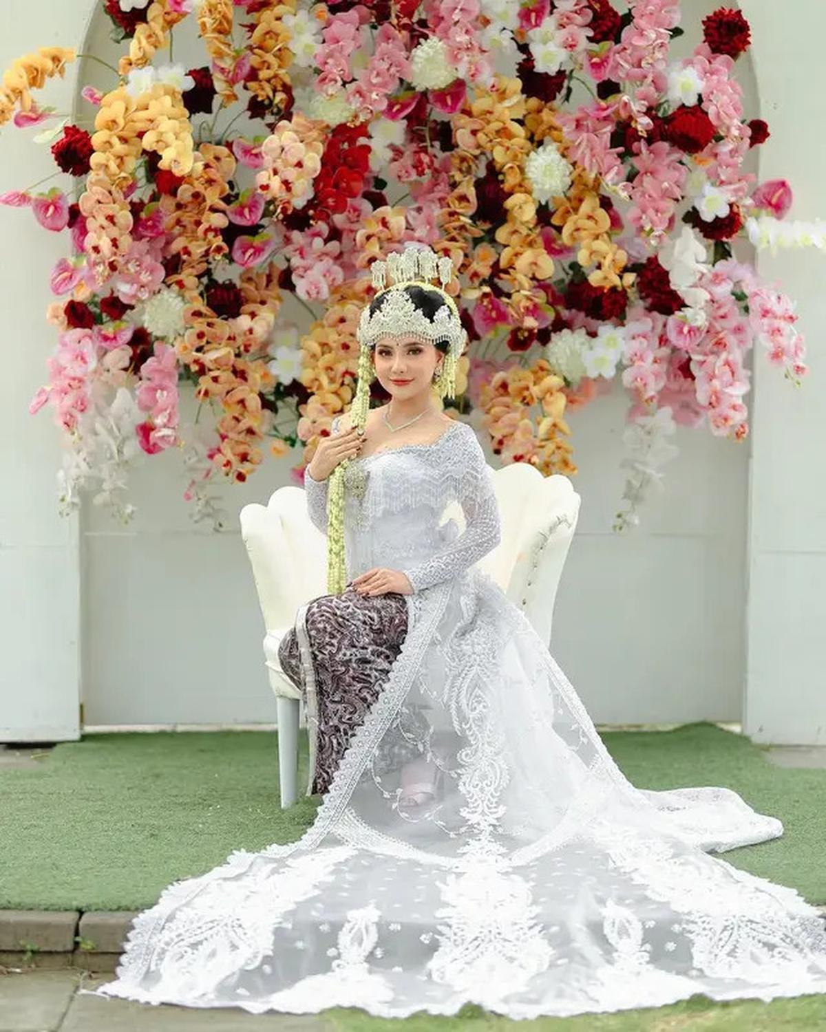 7 Potret Penyanyi Lala Widy Pakai Gaun Pengantin Adat Sunda, Tampil Anggun