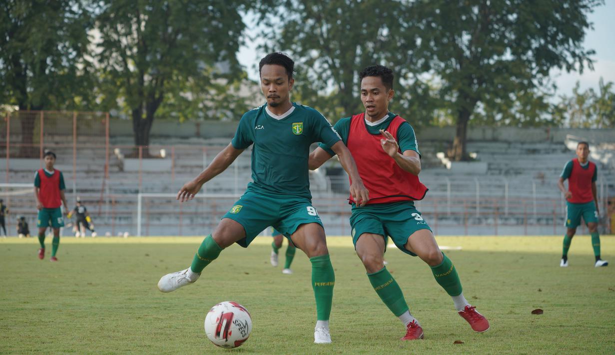 Latihan yang dipimpin oleh Mustaqim kali ini belum menyentuh taktikal. Mustaqim hanya fokus mengembalikan kebugaran fisik dan kekompakan para pemain. (Foto: Dokumentasi Persebaya)