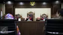 Mantan anggota DPR dari Fraksi Hanura Dewie Yasin Limpo (kedua kanan) bersama Staf Ahli Dewie Yasin Limpo, Bambang Wahyuadi (kanan) memberikan kesaksian hasil pertemuan dengan Menteri ESDM Sudirman Said, Jakarta, Senin (28/3). (Liputan6.com/Faizal Fanani)