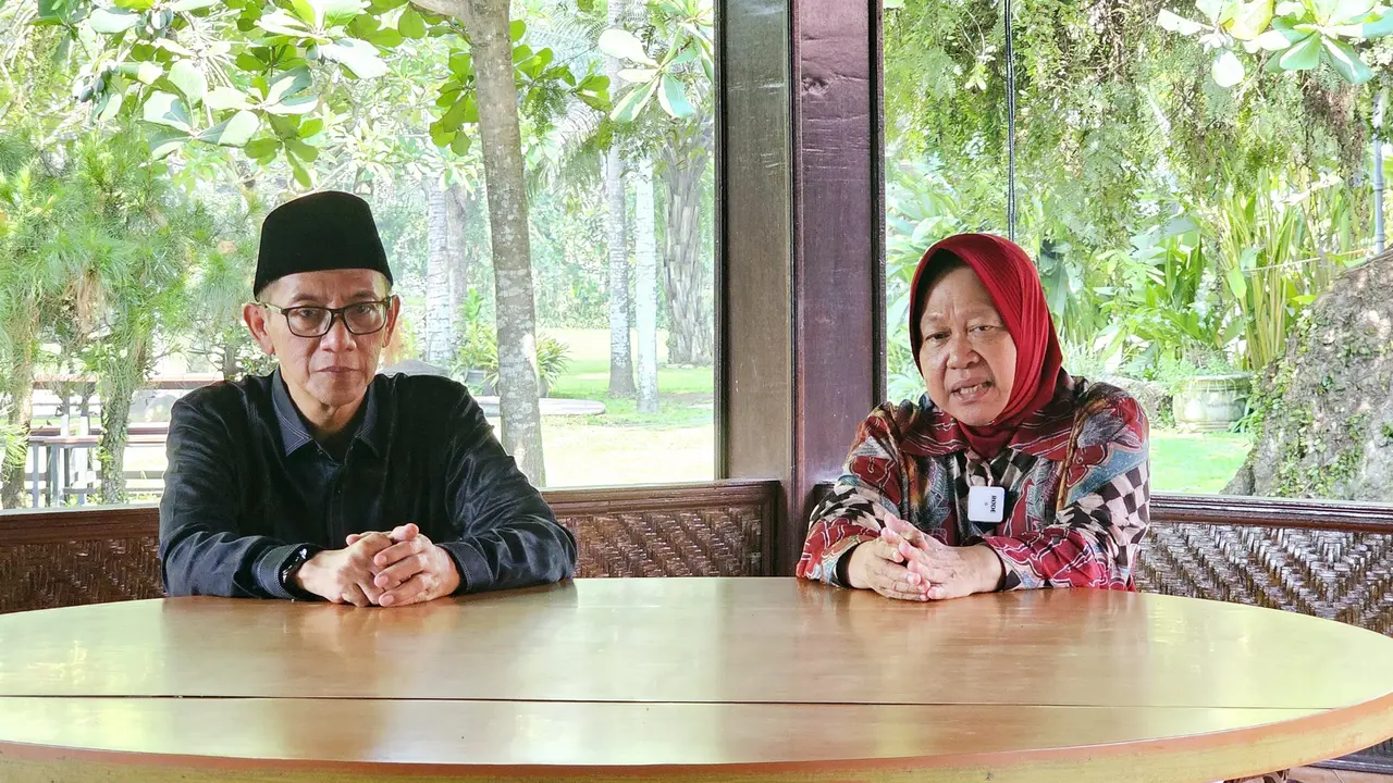 Calon Gubernur Jawa Timur nomor urut 3, Tri Rismaharini didampingi calon Wakil Bupati Jember K. H. Muhammad Balya Firjaun Barlaman yang akrab dipanggil Gus Firjaun.