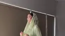Gaun berlapis renda ini memberikan sentuhan klasik dan feminin, sementara payet yang menghiasi dress menambah kilauan lembut yang memperkuat kesan mewah namun tetap sederhana. [@picaleva].