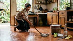 7 Cara Membersihkan Lantai dengan Bahan Dapur, Praktis dan Hemat