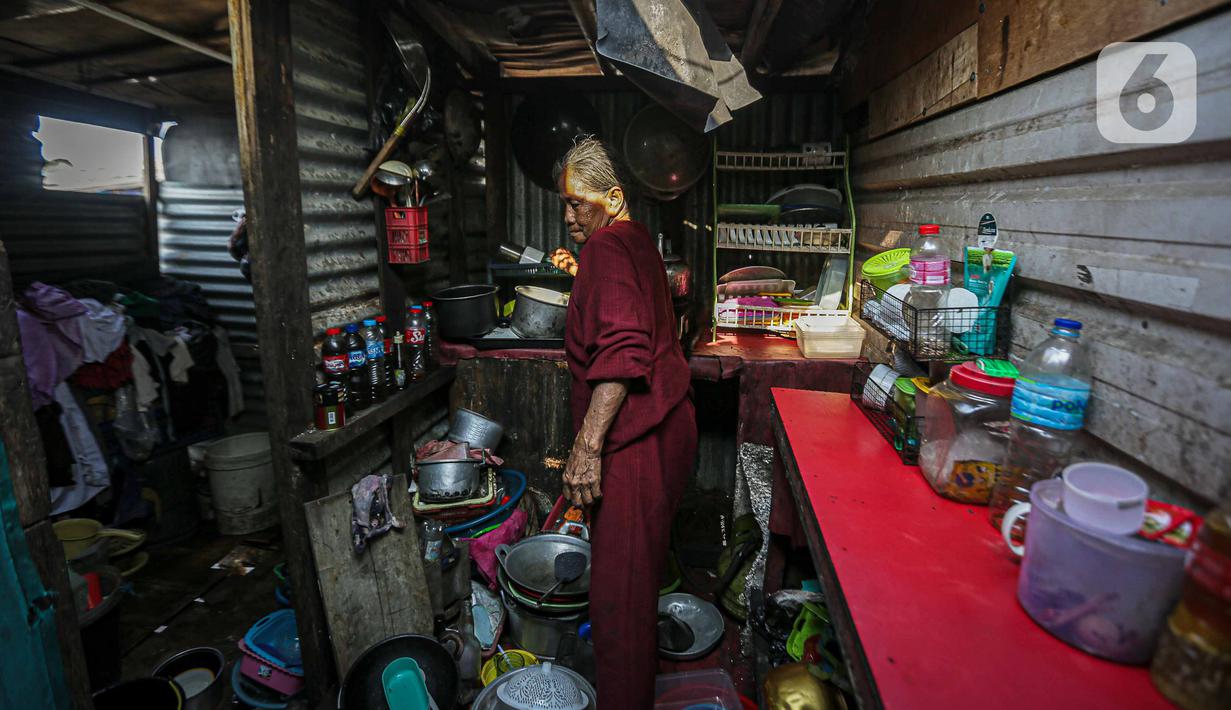 Aktivitas warga kampung Pojok atau kampung Apung Muara baru, Kecamatan Penjaringan, Jakarta Utara,  Jumat (6/10/2023). (Liputan6.com/Faizal Fanani)