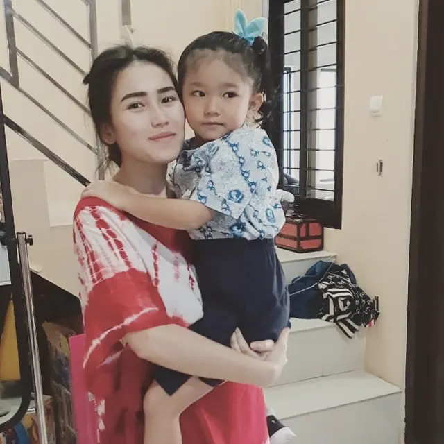 5 Selebriti Ini Tak Malu Pakai Daster Saat Asuh Anak