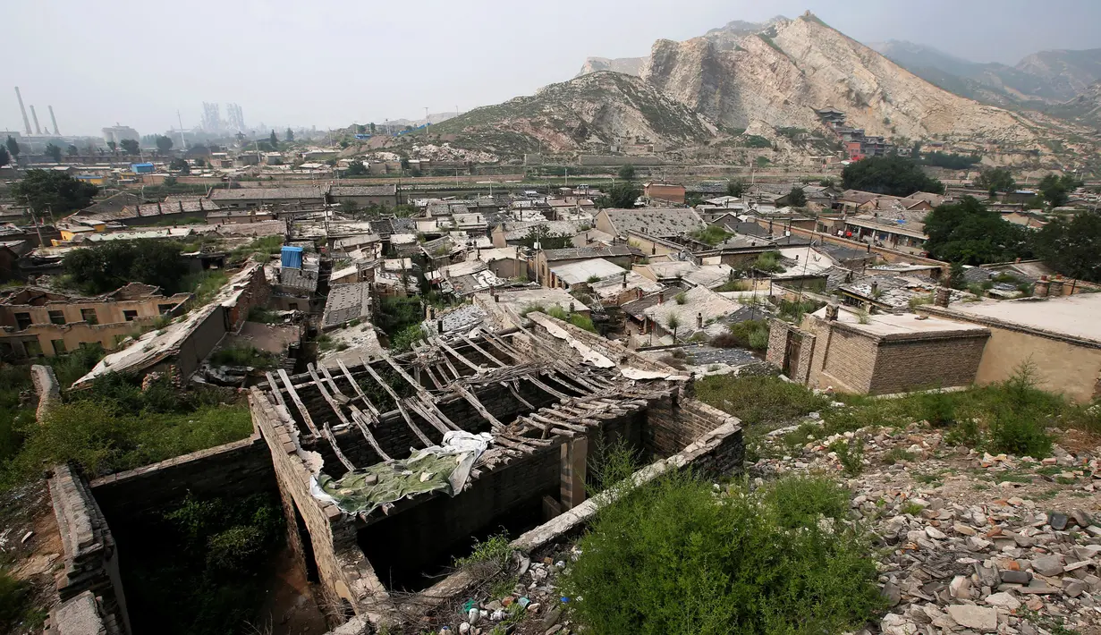 Suasana sejumlah rumah yang ditinggalkan penduduknya di daerah dekat sebuah tambang batu bara di Kouquan kotapraja Datong, Provinsi Shanxi, Tiongkok, (1/8).Ribuan warga mengungsi ke tempat yang layak huni. (REUTERS/Jason Lee)