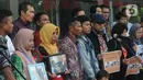 Keluarga dua mahasiswa Tewas di Kendari didampingi penyidik Komisi Pemberantasan Korupsi (KPK) Novel Baswedan (kanan) saat mendatangi Gedung KPK, Jakarta, Kamis (12/12/2019). Mereka meminta dukungan agar para pelaku penembakan segera terungkap. (merdeka.com/Dwi Narwoko)
