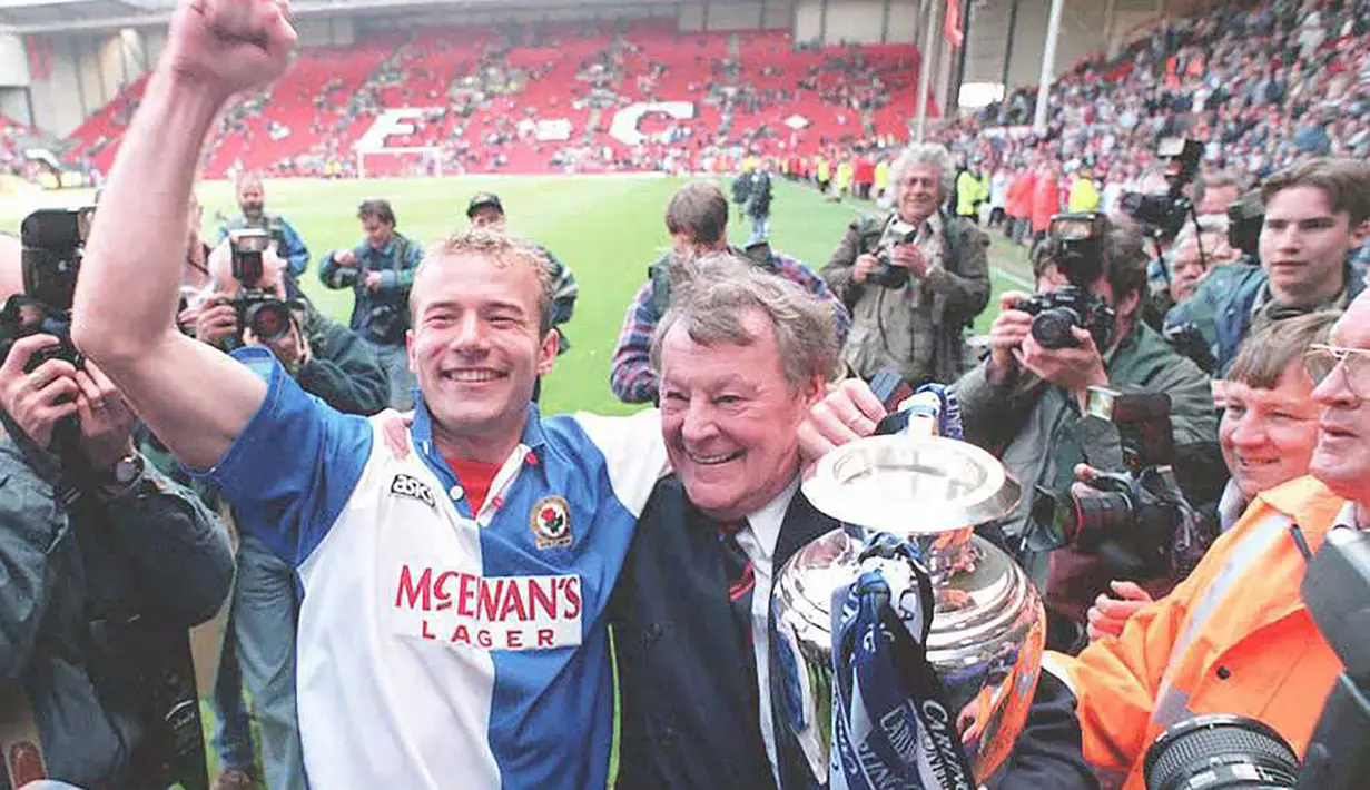 Alan Shearer. Striker pemegang rekor 260 gol di Liga Inggris ini pernah dua kali menolak tawaran untuk bergabung dengan Manchester United pada rentang 1992 hingga 1996. Adalah CEO Blackburn, Jack Walker sebagai penghalangnya akibat rivalitas kedua klub di Lancashire. (Foto: AFP/PA/John Giles)