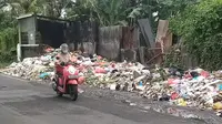 Tumpukan sampah hampir ke badan jalan di TPS Kelurahan Boyolangu (Hermawan Arifianto/Liputan6.com)