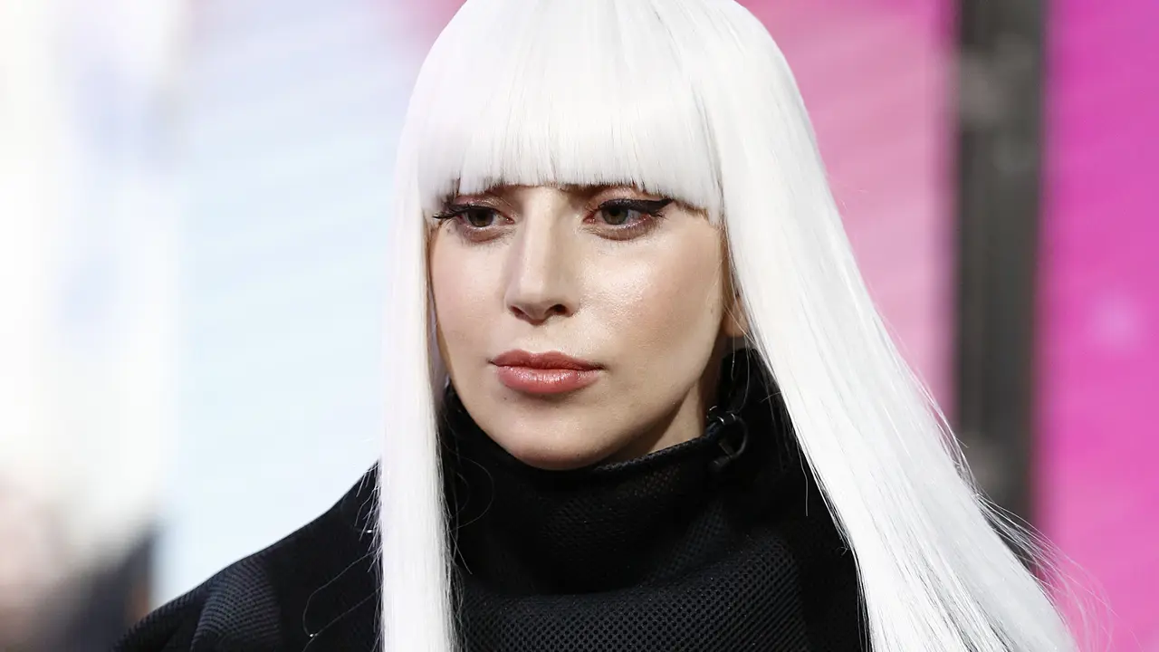 Lady Gaga Tampil dengan Sang Anjing di Cover Harper's Bazaar