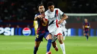 Eric Garcia berduel memperebutkan bola dengan Senny Mayulu dalam laga pembuka Liga Champions antara Barcelona dan PSG di Lluis Companys Olympic Stadium, 1 Oktober 2025. (AP Photo/Joan Monfort)