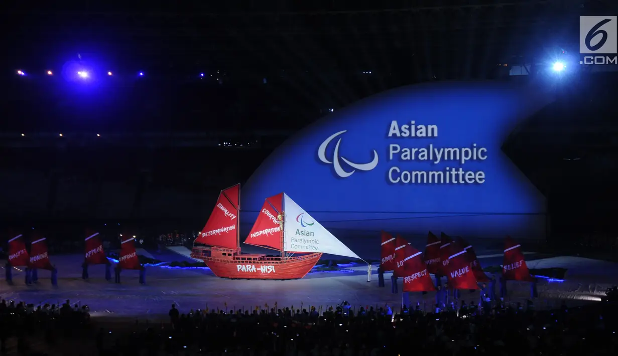Replika perahu para nisi diarak pada malam pembukaan Asian Para Games 2018 di Stadion Utama Gelora Bung Karno, Jakarta, Sabtu (6/10).  Ribuan atlet dari 41 negara akan berlaga di ajang Asian Para Games 2018. (Liputan6.com/Helmi Fithriansyah)