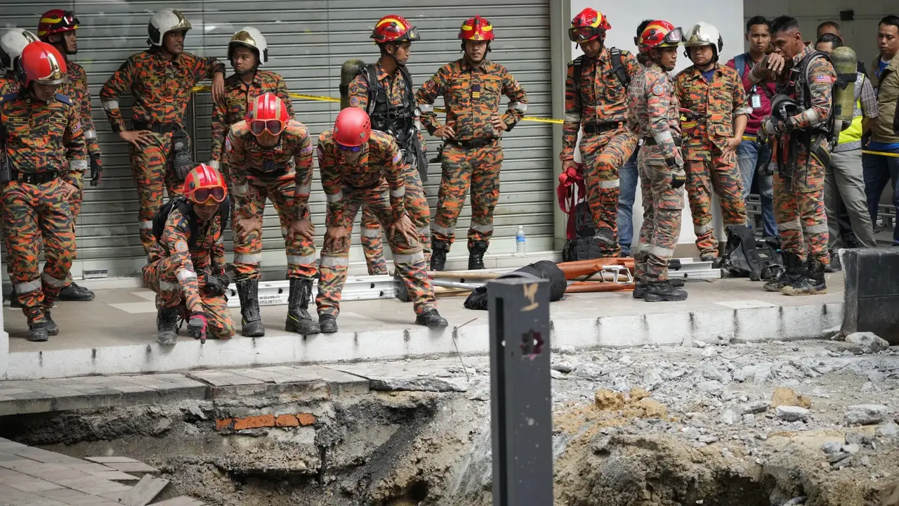Sinkhole di Jalan Masjid India, Kuala Lumpur, Malaysia. (AP/ Vincebt Thian)