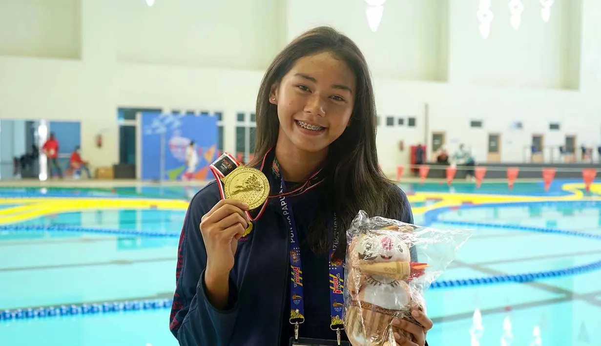 Perenang Putri asal Jawa Barat, Dheya Nazhira Nuramalina menunjukkan medali emas pada cabang olah raga renang nomor 50m Surface Biffin Putri PON XX Papua yang berlangsung di Aquatik Lukas Enembe, Jayapura, Minggu, 6 Oktober 2021.(PON XX PAPUA/Ronald Sandewa)