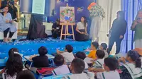 Puluhan siswa Taman Kanak-Kanak dan Sekolah Dasar tampak antusias menyemarakkan peresmian Dulux Experience Store ke-9 dalam sesi doodling yang dipandu oleh founder Doodle Art Indonesia Azalia Paramatatya atau Anya. (Foto: Liputan6.com)