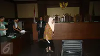 Mantan Menteri Kesehatan Siti Fadilah Supari setelah menjalani sidang pembacaan dakwaan di Pengadilan Tipikor, Jakarta, Senin (6/2). Menteri di era Presiden Susilo Bambang Yudhoyono (SBY) ini menghadapi dua perkara. (Liputan6.com/Helmi Afandi)