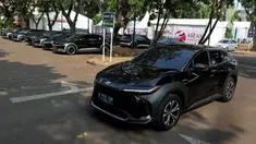 Mobil listrik yang akan digunakan untuk Konferensi Tingkat Tinggi (KTT) ke-43 ASEAN terparkir di Parkir Timur Gelora Bung Karno, Senayan, Jakarta, Selasa (29/8/2023). (Liputan6.com/Angga Yuniar)