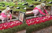 Mengenang Titiek Puspa, Inul Daratista Ziarah ke Makam di Hari ke-7 Meninggalnya Sang Legenda