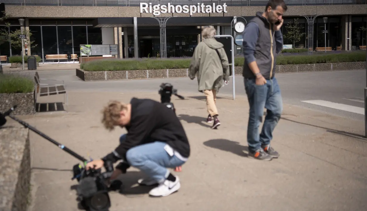 Wartawan menunggu di depan rumah sakit Rigshopitalet di Kopenhagen, tempat gelandang timnas Christian Eriksen dirawat pada Minggu (13/6/2021). Christian Eriksen tiba-tiba ambruk saat membela Denmark lawan Finlandia di pertandingan grup B Euro 2020.  (Thomas Sjoerup/Ritzau Scanpix/AFP)